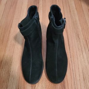 Aerosole black suede ankle boots in size 8.5m